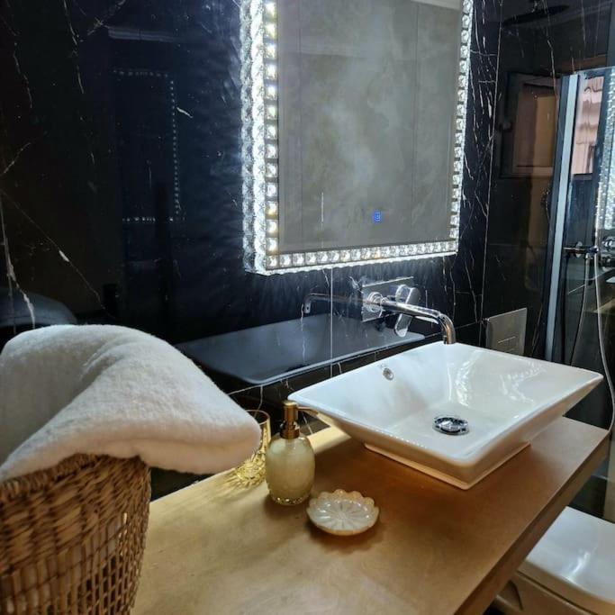 Faronita - Luxury Apt In The Heart Of Kalamata Luaran gambar